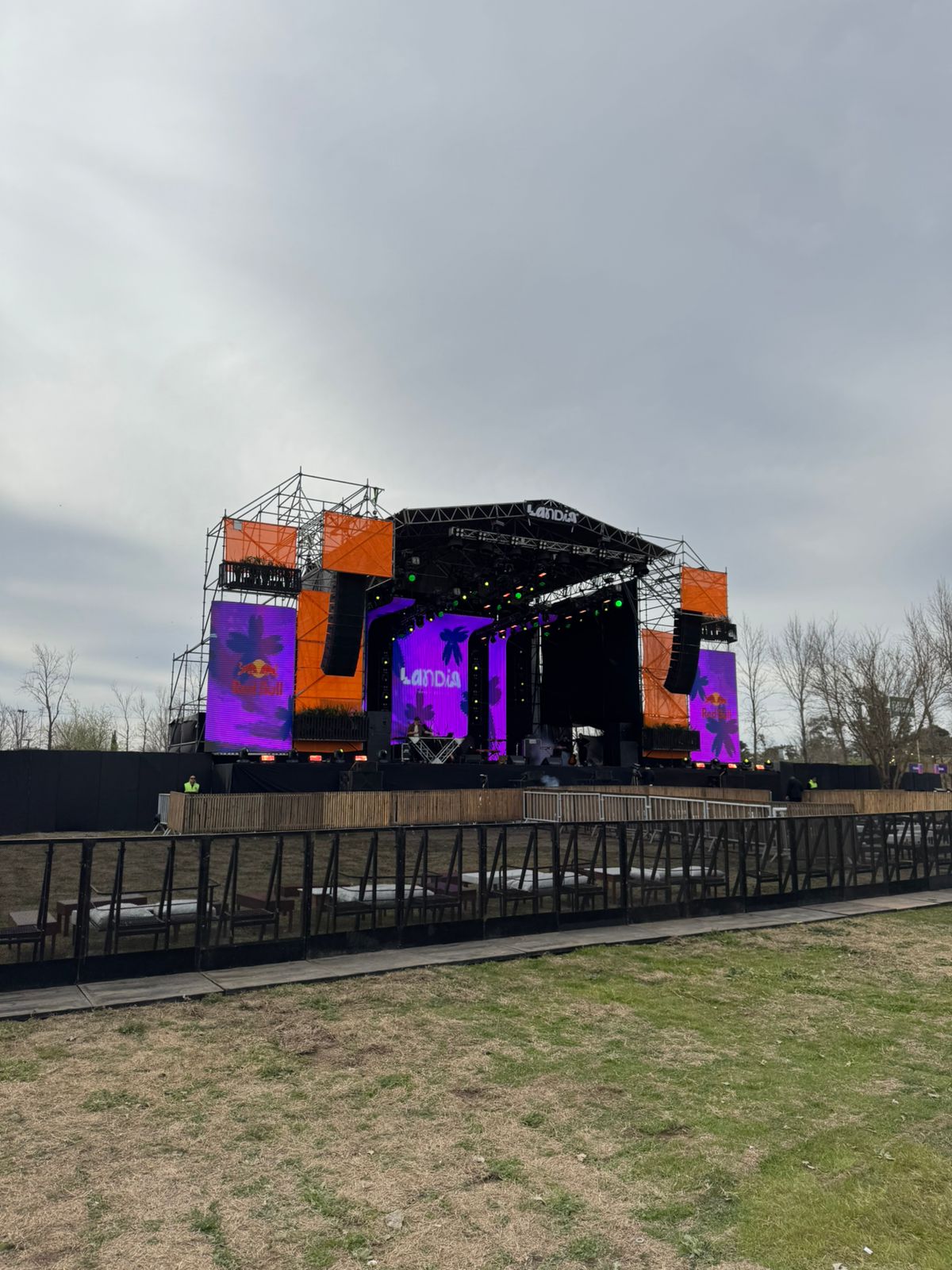 Escenario principal de Landia antes de abrir puertas