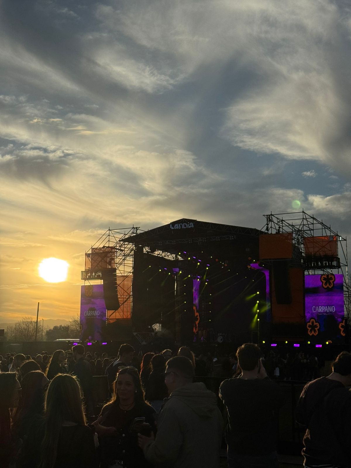 Público frente al escenario de Landia al atardecer